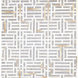 Könnte beinhalten: Rechteckiger Teppich mit geometrischem Muster. Der Teppich hat einen grauen Hintergrund mit einem sich wiederholenden Muster aus weißen und beigefarbenen Linien. Die Linien schneiden sich und erzeugen ein labyrinthartiges Design.