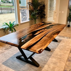 Massiver Walnuss Epoxy Tisch: Live Edge Esszimmertisch
