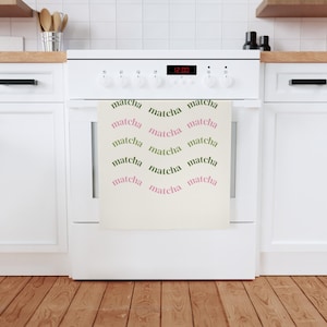 Könnte beinhalten: Ein Set aus drei Keramikbechern mit gesprenkelter, matter Oberfläche. Die Becher sind in Creme-, Hellgrau- und Dunkelgrautönen gehalten. Jeder Becher hat ein schlichtes, minimalistisches Design, ideal für Kaffee oder Tee.