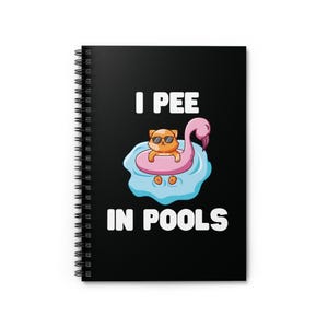Può includere: Quaderno nero a spirale con la scritta "I PEE IN POOLS". La copertina presenta un gatto dei cartoni animati con occhiali da sole che galleggia su un galleggiante a forma di fenicottero rosa in una piscina.