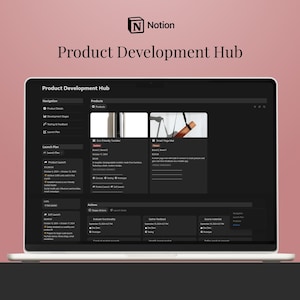 以下が含まれることがあります： 「Product Development Hub」というタイトルのNotionダッシュボードを表示しているラップトップ。画面には、ナビゲーションオプション、製品の詳細、および製品のローンチプランが表示されています。Notionのロゴが上部にあり、その下に「Product Development Hub」というテキストがあります。