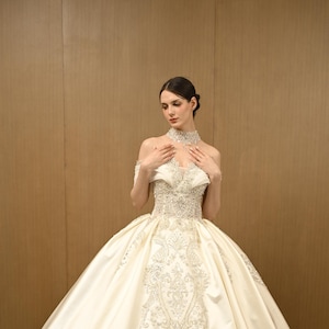 Satin Wedding Dress: Elegant Ball Gown - Valentina Rossi