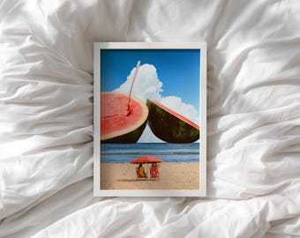 Surrealistische zomerstrandprint: Retro vrouwen, watermeloenzee (digitale download A3 JPG)