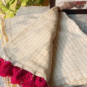 Sari tradicional de lino con cuadros Zari en beige con divertidas borlas rosas / Blusa no incluida, regalo para ella