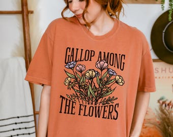Camiseta ecuestre "Galope entre las flores" con colores cómodos: regalo para una chica que ama los caballos
