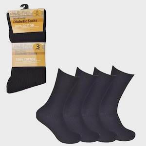 Pode incluir: Meias diabéticas pretas feitas de 100% algodão. A imagem mostra um pacote de três pares de meias, juntamente com quatro meias individuais. A embalagem inclui o texto "Non Elastic Diabetic Socks" e "100% Cotton".