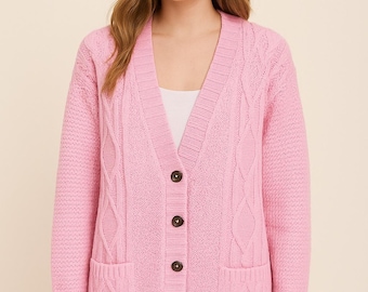 Cardigan in maglia grossa a trecce: stile nonno con bottoni e tasche