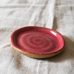 Plato para anillos rosa frambuesa hecho a mano / Soporte para joyas de cerámica torneada / Pequeño plato para baratijas con diseño en espiral