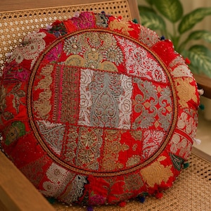 Rött lapptäcke i pufföverdrag | Handgjord indisk boho golvkudde | Broderad rund ottomansk kudde | Vintageinredning.