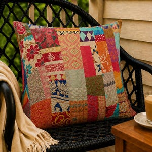 Funda de almohada Kantha multicolor con patchwork, cojín bohemio de seda india hecho a mano.