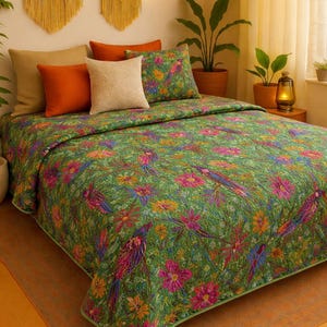 Può includere: Una trapunta verde con un vivace motivo floreale e di uccelli. La biancheria da letto presenta un mix di fiori e uccelli rosa, blu, gialli e arancioni. Cuscini decorativi arancioni e beige completano la trapunta.