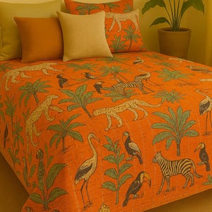 Oranje kantha-quilt, sprei met jungledierenprint, handgemaakte katoenen deken, omkeerbaar boho-beddengoed.