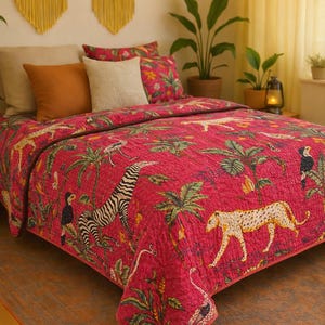 Può includere: Una trapunta rosso vivo con un design a tema giungla con zebre, leopardi e tucani tra palme. Il set di biancheria da letto include cuscini coordinati. La trapunta è realizzata in materiale morbido ed è adatta per un letto matrimoniale o king-size.