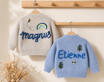 Cardigan avec prénom brodé personnalisé, cardigan personnalisé pour nouveau-né, tenue tricotée à la main pour tout-petit