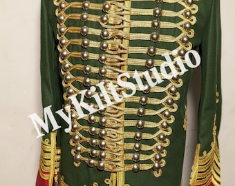 Könnte beinhalten: Eine grüne Militärjacke mit goldenen Verzierungen und Knöpfen. Die Jacke hat einen hohen Kragen mit roten und goldenen Details. Die Ärmel haben rote Manschetten mit goldener Stickerei. Der Text "MyKiltStudio" ist sichtbar.