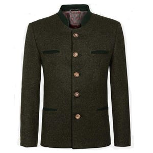 Könnte beinhalten: Dunkelgrüne Wolljacke mit Stehkragen und goldfarbenen Knöpfen. Die Jacke hat dunkelgrüne Paspelierungen an den Taschen und am Kragen. Das Innenfutter ist ein gemustertes rot-schwarzes Gewebe. Diese klassische Jacke eignet sich für formelle oder halbformelle Anlässe.