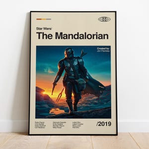 Könnte beinhalten: Gerahmtes Poster mit "Star Wars: The Mandalorian". Das Kunstwerk zeigt den Mandalorianer in Rüstung, der eine Waffe hält, vor einem Sonnenuntergang. Das Poster enthält Titel, Credits und das Jahr 2019.