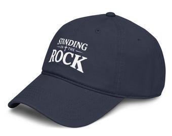 De pie sobre la roca, escritura blanca, CAP