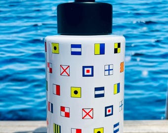 Dispenser di sapone con bandiera nautica: arredo bagno per amanti del mare