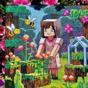 Könnte beinhalten: Kreuzstich-Kunstwerk, das eine pixelige Szene zeigt, die von einem Videospiel inspiriert wurde. Das Bild zeigt eine Figur in einem geblümten Kleid, umgeben von Blumen, Bienen und einem Gewächshaus. Die Farbpalette umfasst Grün-, Blau-, Rosa- und Brauntöne.