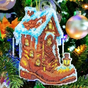 Puede incluir: Un juego de tres tazas de cerámica con un acabado moteado y mate. Las tazas son en tonos crema, gris claro y gris oscuro. Cada taza tiene un diseño simple y minimalista, ideal para café o té.