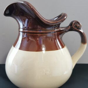 Pichet vintage McCoy en poterie marron et crème en l'état 7515
