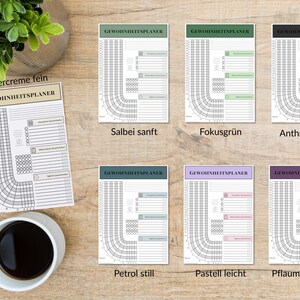 Puede incluir: Una colecci&oacute;n de cuadernos de seguimiento de h&aacute;bitos en varios colores, incluyendo verde, morado y gris. Cada cuaderno presenta una encuadernaci&oacute;n en espiral y un dise&ntilde;o detallado para el seguimiento de h&aacute;bitos diarios.