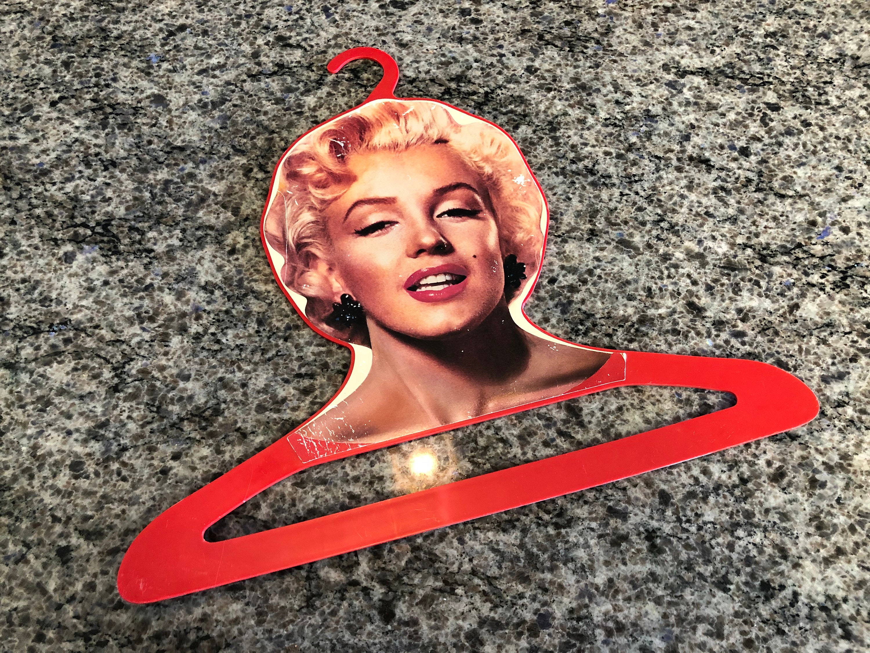 マリリン・モンロー ハンガー 赤　アンティーク　ヴィンテージ Vintage Marilyn Monroe Red Plastic Clothing Clothes Hanger