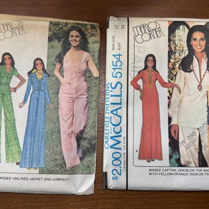 Może przedstawiać: Dwie vintage koperty z wykrojami do szycia McCall's. Jedna przedstawia zielono-biały kombinezon w kratę, niebieską kurtkę dżinsową i kombinezon oraz różowy kombinezon. Druga pokazuje czerwoną kaftan, biały top i spodnie oraz niebieski strój. Wzory dla rozmiarów damskich.