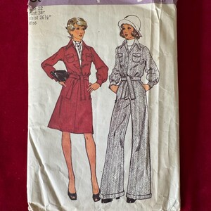 1973年 Simplicity 5891 クロップドボンバージャケット、ワイドレッグカフスパンツまたはフレアスカート サイズ12カット - パンツスーツパターン
