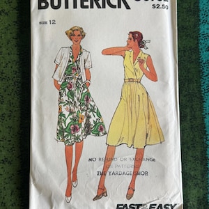 以下が含まれることがあります： ヴィンテージのButterickの裁縫パターン、サイズ12で、2つのドレスのイラストが描かれています。 パターンの表紙には「Butterick 3792」と「Fast & Easy」という文字があります。 表紙には「パターンに対する払い戻しや交換はありません」とも書かれています。