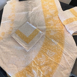 Toalha de mesa francesa reversível Anne de Solene de algodão retangular com estampa floral amarela 162 cm x 263 cm e 10 guardanapos combinando, feita na França - toalha de mesa floral