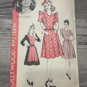 Könnte beinhalten: Vintage-Schnittmuster für ein Kleid mit Rüschenkragen und kurzen Ärmeln. Das Schnittmuster ist für Größe 12, 30 Zoll Brustumfang und 33 Zoll Hüftumfang. Das Schnittmuster stammt von der Firma Hollywood Pattern und zeigt ein Foto von Martha O'Driscoll von Paramount.