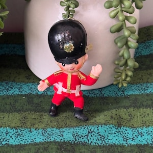 Vintage 1950-tals filtgummi soldat Beefeater Guard nötknäppare prydnad 10 cm hög tillverkad i Japan - nötknäppare prydnad, soldatprydnad