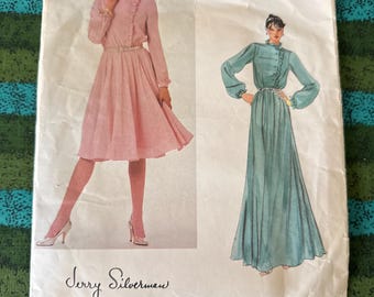 Vestido de noche corto o largo con cuello abotonado lateral, estilo Vogue de los años 70, número 2782, de Jerry Silverman, diseñador estadounidense, talla 12-Corte-