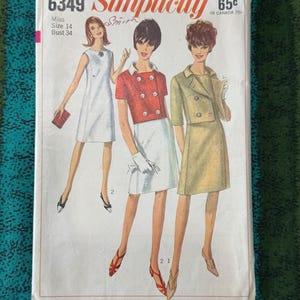 Könnte beinhalten: Ein Vintage-Schnittmusterumschlag von Simplicity 6349 für Größe 14 mit einem Brustumfang von 34 Zoll. Das Cover zeigt Illustrationen von drei Outfits: ein ärmelloses weißes Kleid, eine rote zweireihige Jacke mit weißem Rock und ein beiger Anzug.