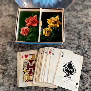 Mazzo di carte da gioco Duratone vintage con rose su sfondo nero, uno sigillato e uno non sigillato - carte da gioco vintage, carte da gioco Duratone