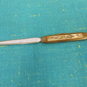 Abridor de cartas vintage de lembrança com revestimento central em latão e madrepérola com canivete, 5 1/2" x 1/2"; madrepérola