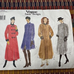 Puede incluir: Un patrón de costura para cuatro abrigos diferentes. El patrón es de Vogue Basic Design y es para las tallas 8-10-12. Los abrigos son todos largos y tienen diferentes estilos. Un abrigo es rojo con ribete de piel, uno es morado, uno es marrón y uno es blanco y negro.