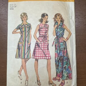 Puede incluir: Patrón de costura Simplicity vintage, talla 14, busto 91 cm. El patrón presenta tres diseños de vestidos con diferentes estilos y estampados. La portada tiene el número 5028 y el logotipo de Simplicity.