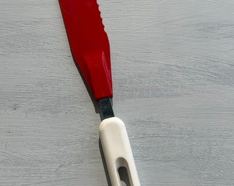 Vintage BONNY Red Plastic Kitchen Serrated Cake Knife with White Handle 12 1/2” Bonny utensil