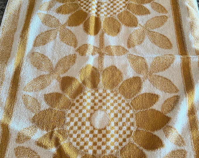 Vintage 70s St Marys Golden Yellow Big Daisy Reversible Bath Towel ...