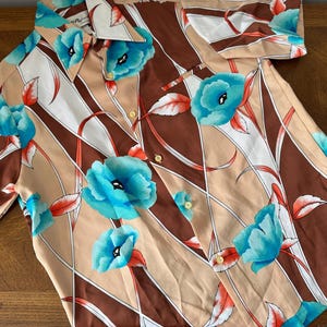 1970&#39;s Men&#39;s Tori Richard Turquoise Blue Floral & Beige Polyester Floral Print Disco Short Sleeve Hawaiian Shirt Button Front Size M