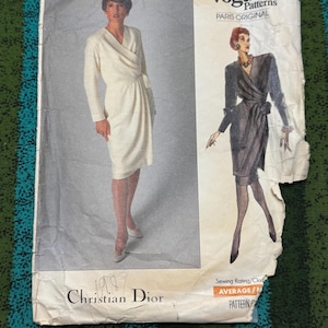 Puede incluir: Patrón de costura vintage de Vogue Patterns con un diseño de Christian Dior. El patrón incluye ilustraciones de dos vestidos cruzados. El patrón es de 1989 y está etiquetado como "Paris Original".