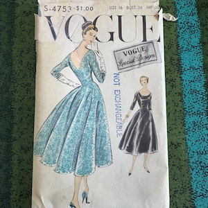 Könnte beinhalten: Vintage Vogue Schnittmuster S-4753 mit Illustrationen eleganter Kleider. Das Muster enthält den Text "VOGUE Special Design" und Größenangaben. Das Cover zeigt eine Frau in einem tealfarbenen Kleid.