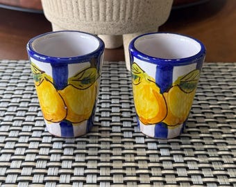 Vasos de chupito de limoncello italianos, limón y raya azul, Sorrento, Italia - Vaso de chupito de cerámica italiana, vaso de chupito de licor, limoncello