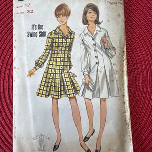 Puede incluir: Patrón de costura vintage para un vestido swing. El patrón es para las tallas 12 y 32 de busto. El patrón se llama "It's the Swing Shift" y es del patrón Butterick número 4457. El patrón tiene un precio de 65 centavos.