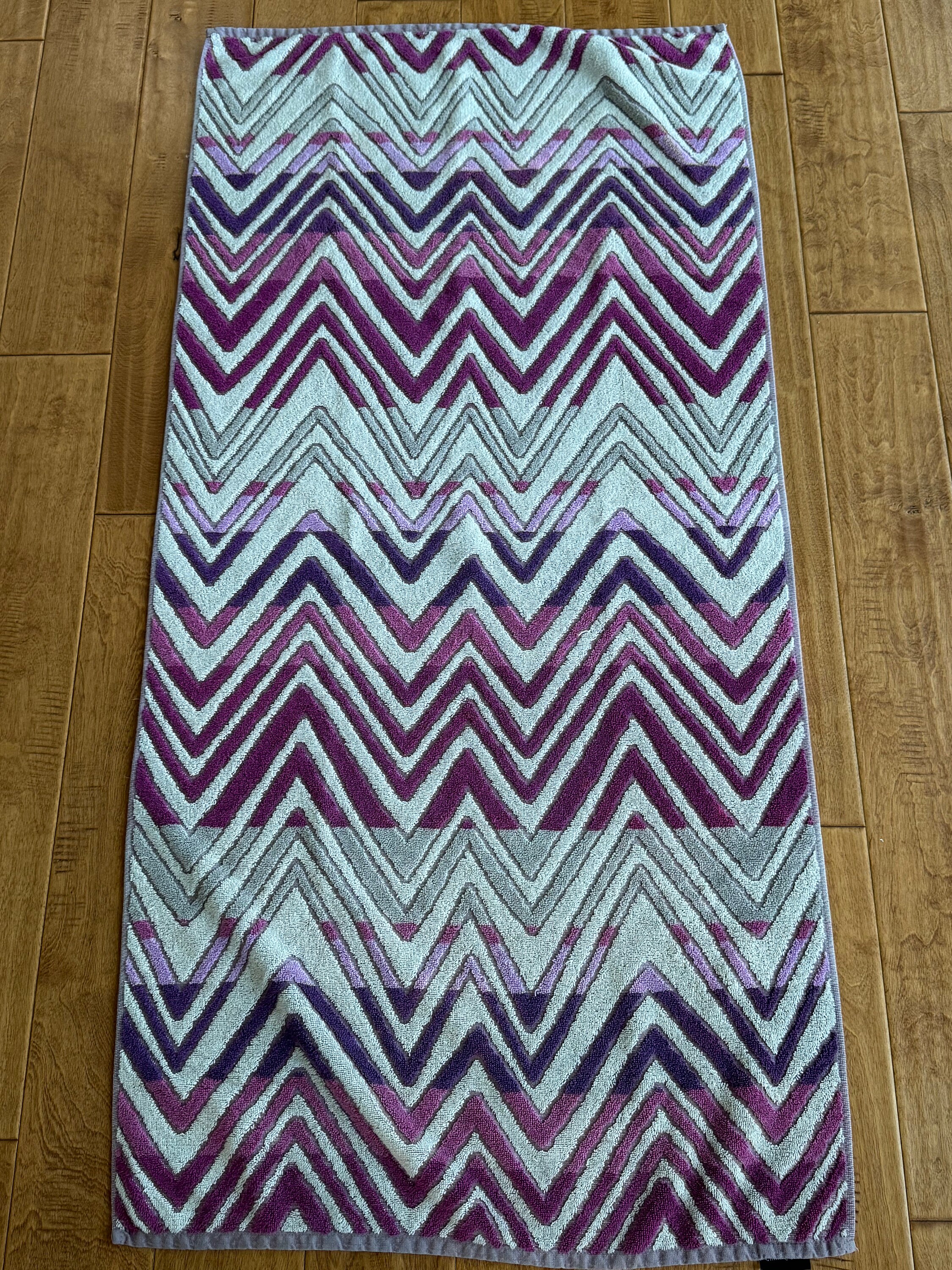 Cynthia Rowley Purple and Gray Zigzag Chevron Pattern Bath Towel