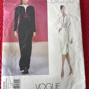 Puede incluir: Patrón de costura Vogue vintage para un vestido de Yves Saint Laurent. El patrón es para las tallas 6, 8 y 10. El número del patrón es 2226.