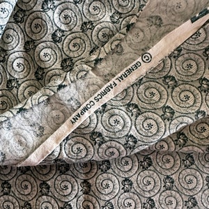 Vintage General Fabrics Company Grüner wirbelnder Baumwollstoff mit floralen Akzenten aus den frühen 2000er Jahren Stil 44 &quot;x 40,5&quot; ~ Abstrakt, Quilten